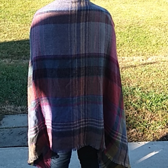 Bohemian fringe wrap with front pockets - Picture 4 of 8